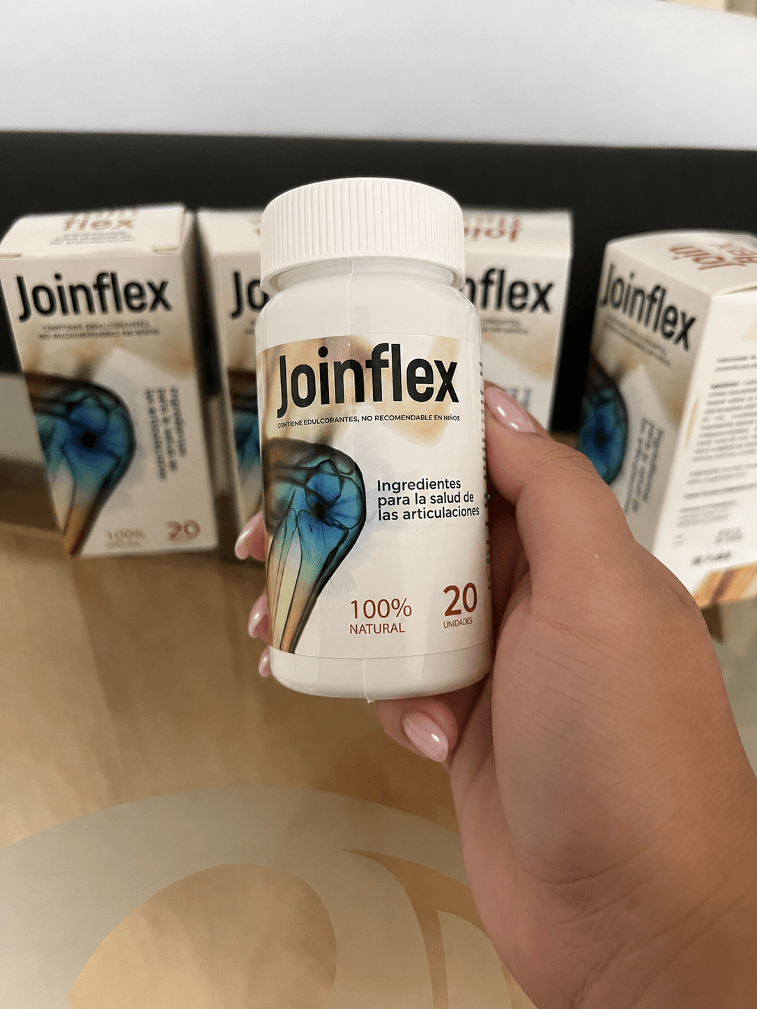 Frasco de Joinflex sostenido en la mano